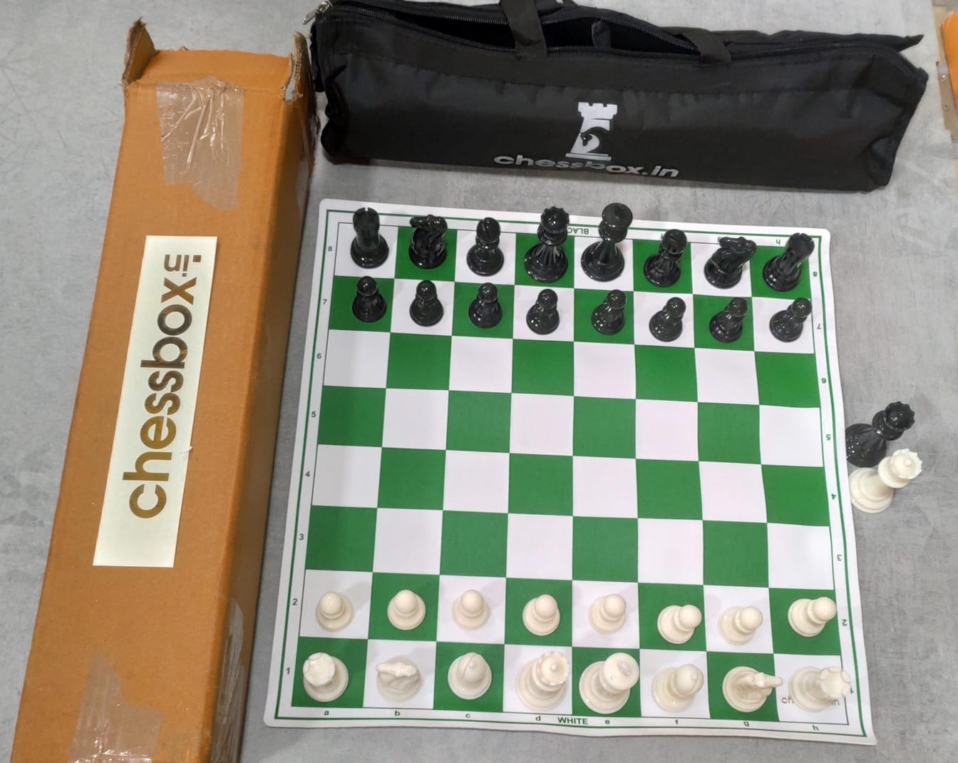 chessbox 18 Inch flexible chess mat with 2 extra queens and durable bag 43 cm Chess Board (Green)